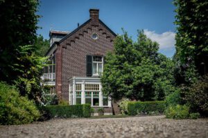 Ontdek de schoonheid van Villa Verde Bunde, een gemeentelijk monument uit 1880 en een historische plek - Gemeentelijk Monument 1880.