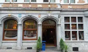 CAFE DES ARBALETRIERS – VISE 4 bar apero dans un batiment